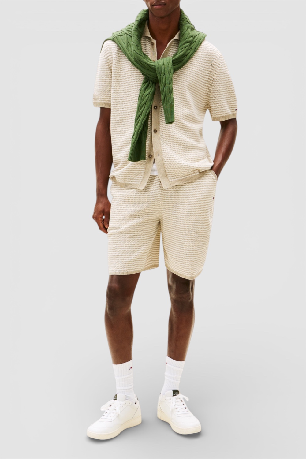 תמונת כל הלוק של מכנסיים קצרים